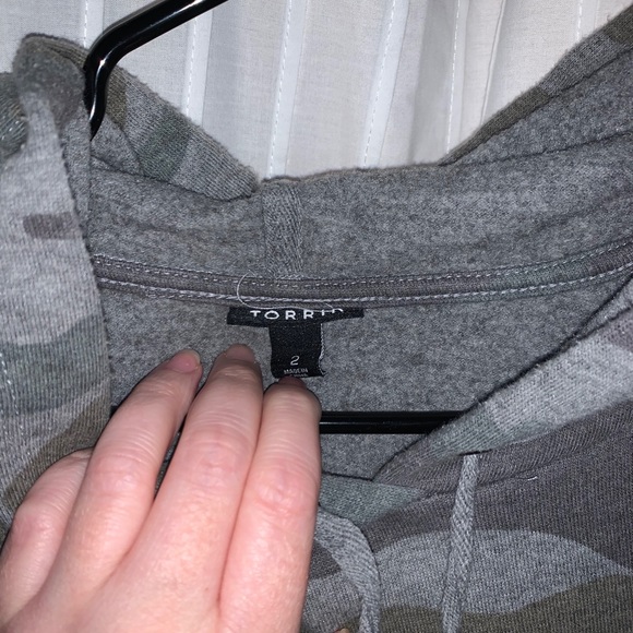 Torrid cropped camo hoodie - Picture 3 of 4